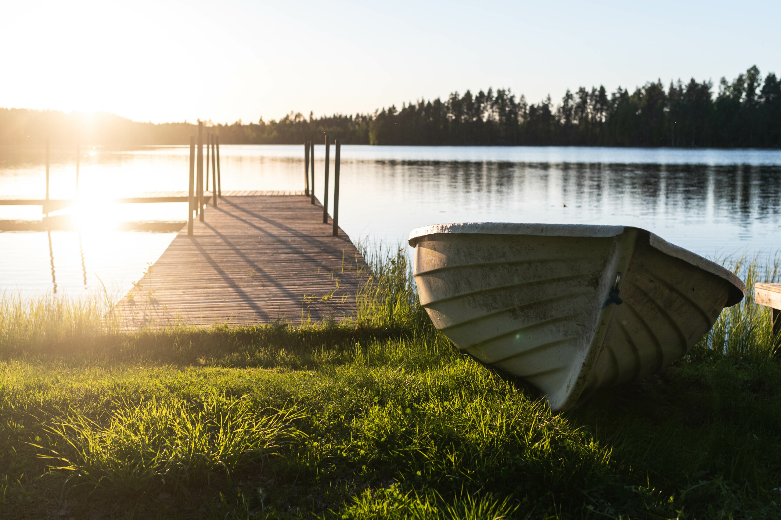 järvi, laituri ja vene