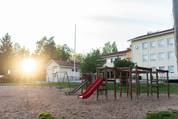 ala-koulun pihassa olevat kiipeilytelineet, liukumäki sekä keinut