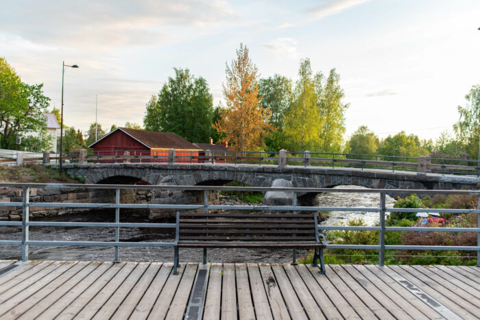 Pomarkun kivisilta, joki ja penkki sillalla
