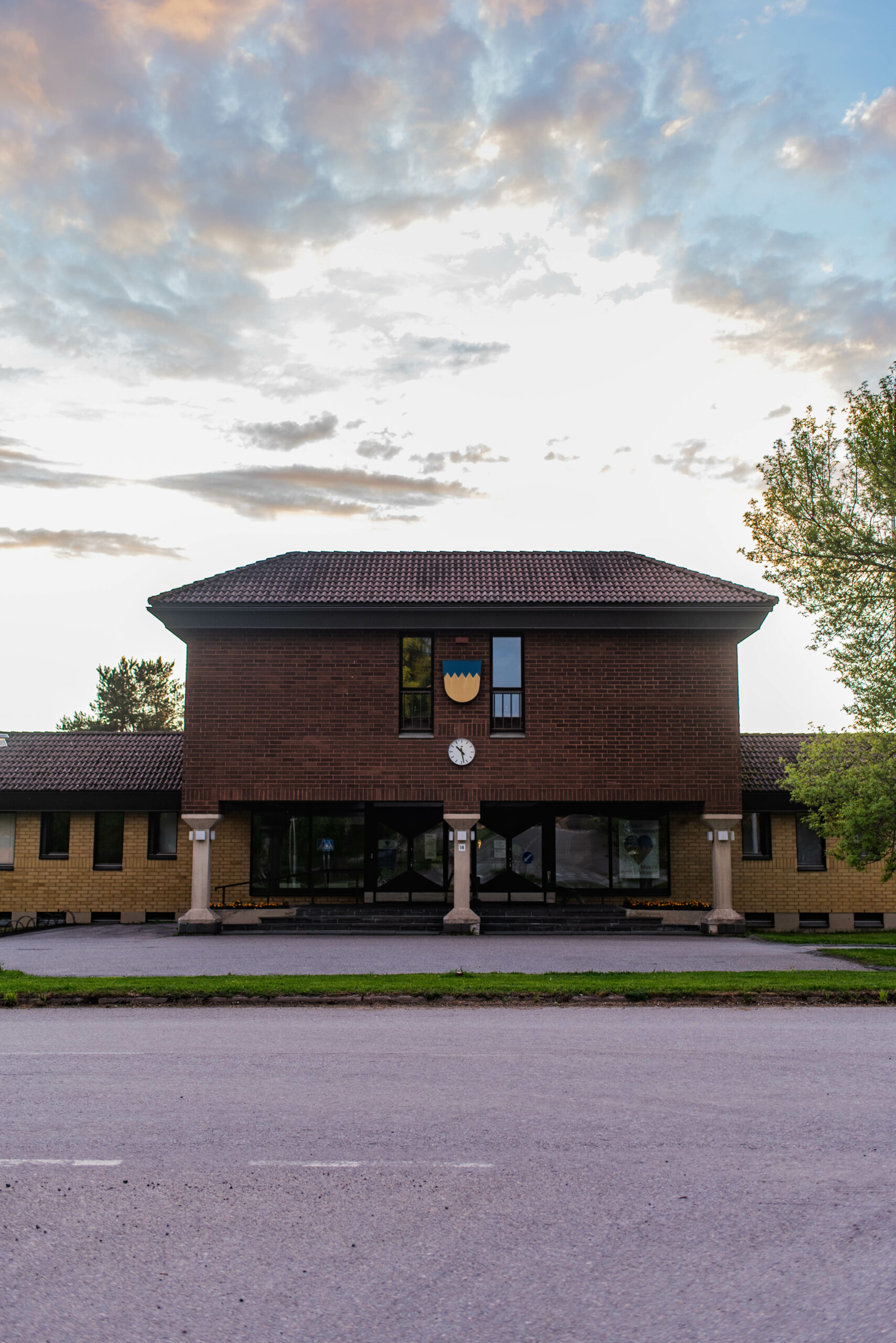 kuva kunnanviraston pääovista
