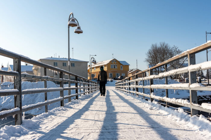 Lunta, kävelysilta, henkilö ja rakennuksia.