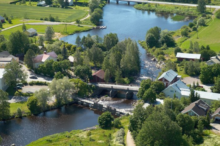 kesäinen ilmakuva pomarkun kyläraitilta