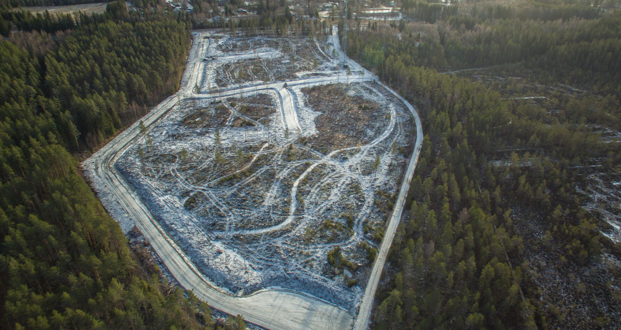 talvinen ilmakuva pomarkun yritysalueesta, metsää