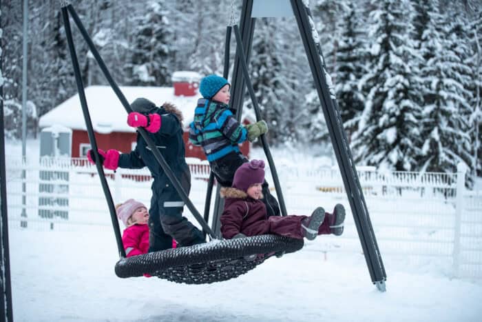 talvikuva jossa lapset keinuvat