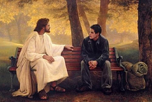 Kaksi henkilöä istuu penkillä.