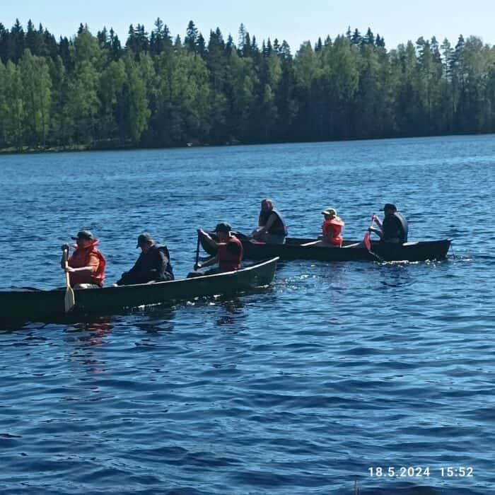 Vettä, kaksi kanoottia, kuusi henkilöä.
