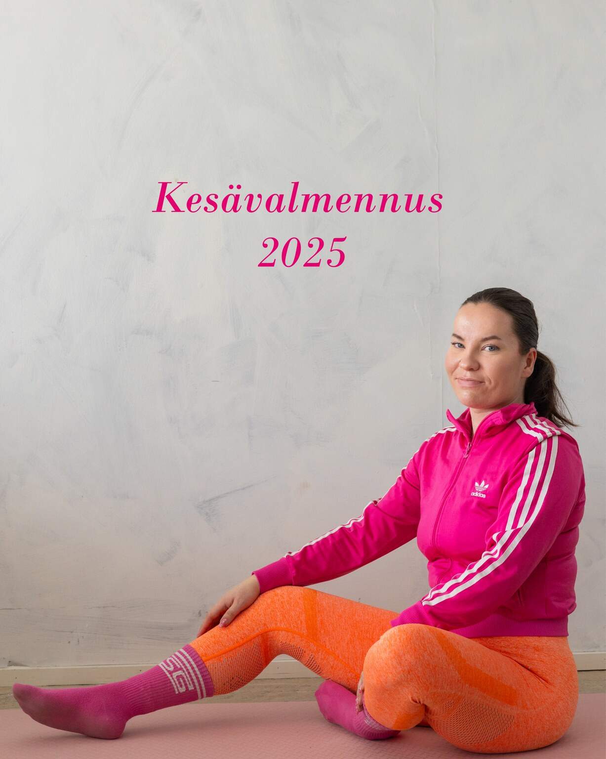 Kuvassa näkyy yrityksen omistaja ja tapahtumajärjestäjä CleanFit Roosa, Roosa-Katariina Joutsenvirta. Kuva on valmennuksen myynnissä käytetty "profiilikuva" ja siinä lukee "Kesävalmennus2025".