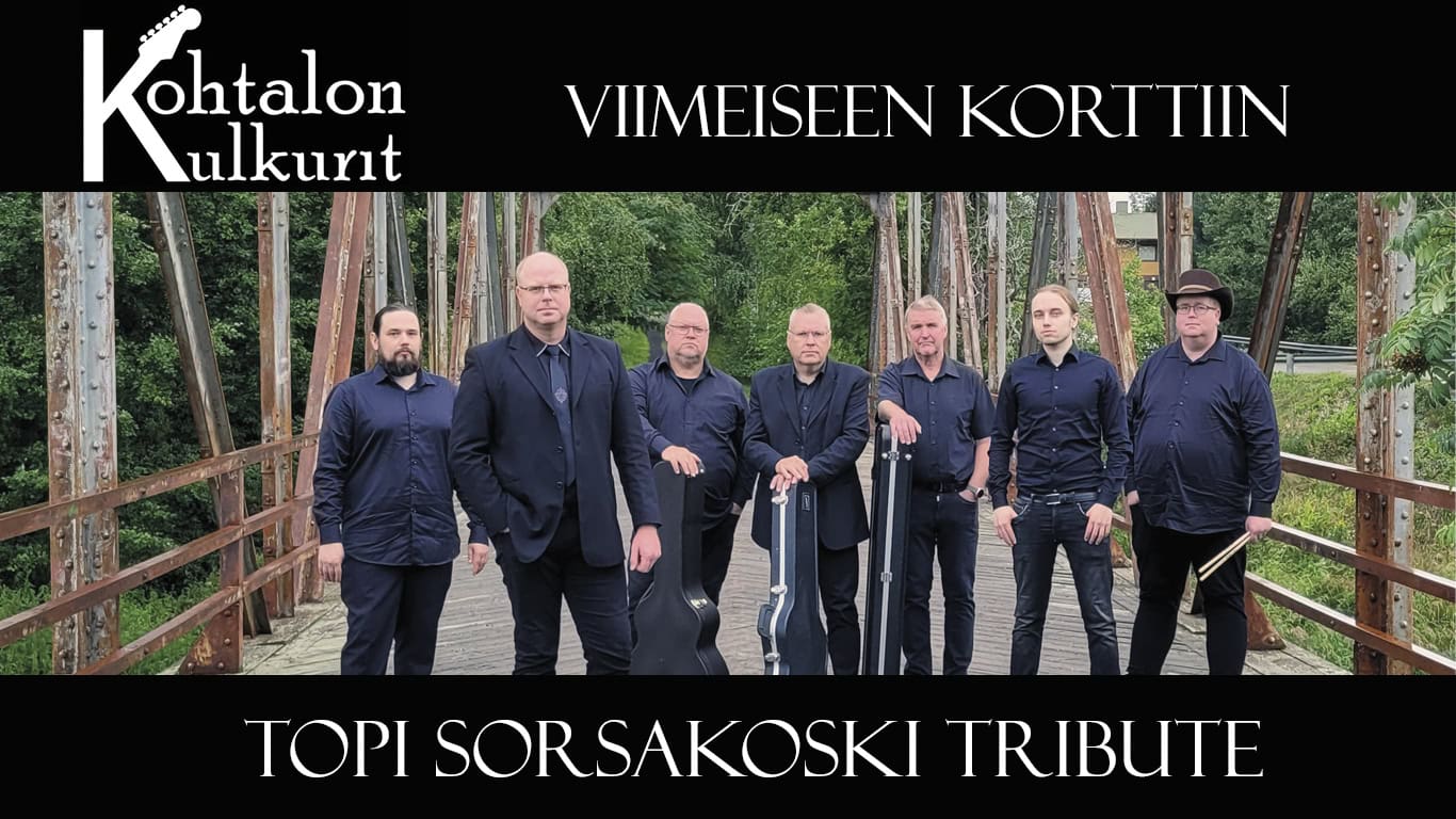 Yhtyeen Kohtalon Kulkurit jäsenet sillalla kuvassa, Kuvassa teksti Kohtalon Kulku, Topi Sorsakoski Tribute ja Viimeiseen korttiin.