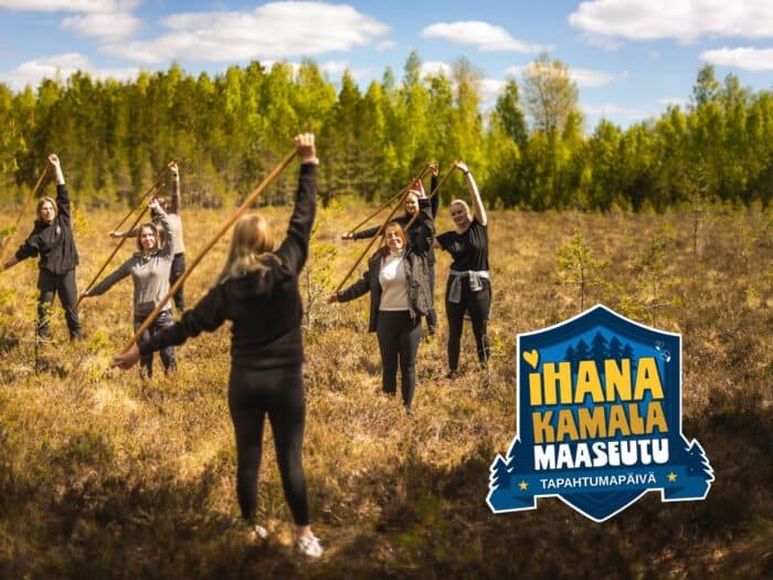 Suo, seitsemän henkilöä, puita, Ihana kamala maaseutu-logo.