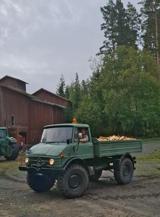 Piha, traktori, suuli, kuorma-auto, henkilö, klapeja, puita.