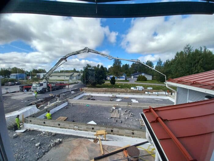 Rakennuksen laajennusosan pohjatyöt.