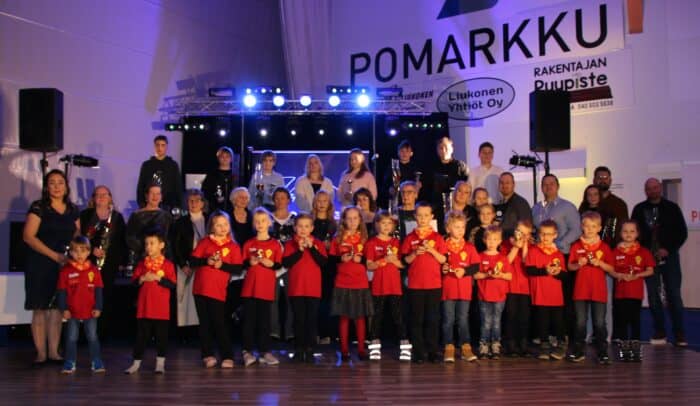 Liikuntasali, henkilöitä ryhmässä.