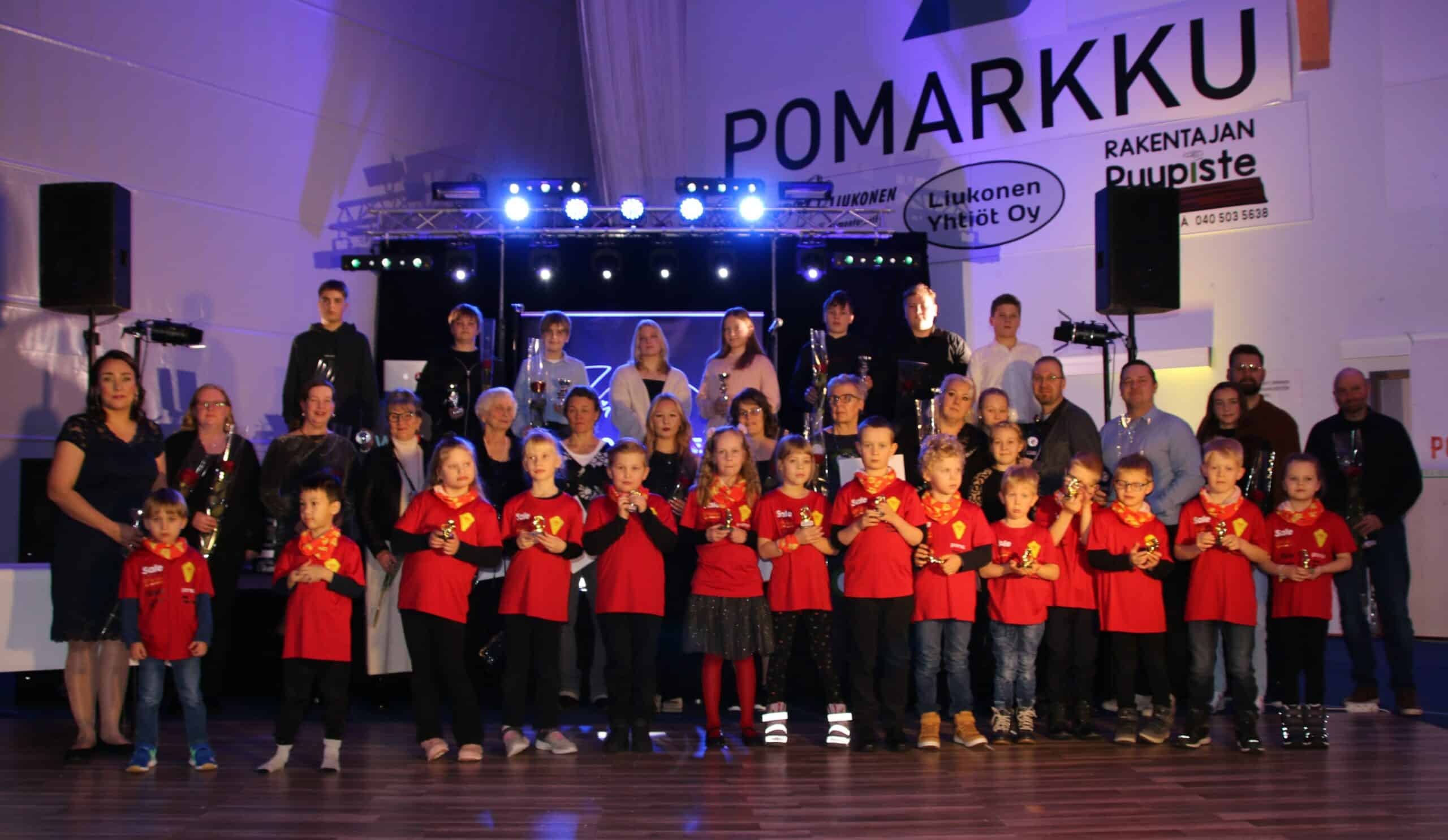 Liikuntasali, henkilöitä ryhmässä.