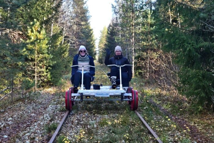 Resiina, rautatie, kaksi henkilöä, metsää.