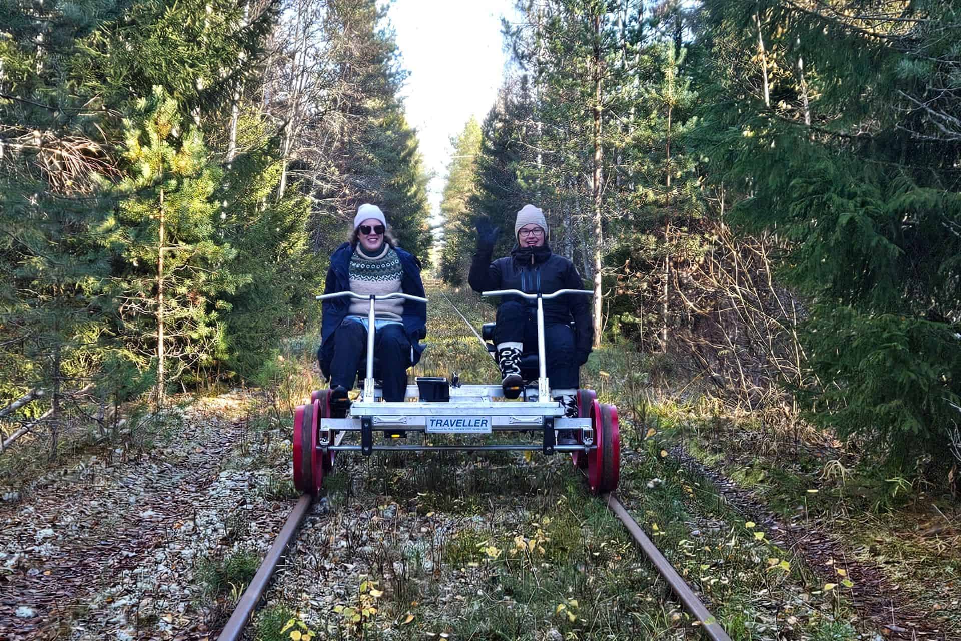 Resiina, rautatie, kaksi henkilöä, metsää.