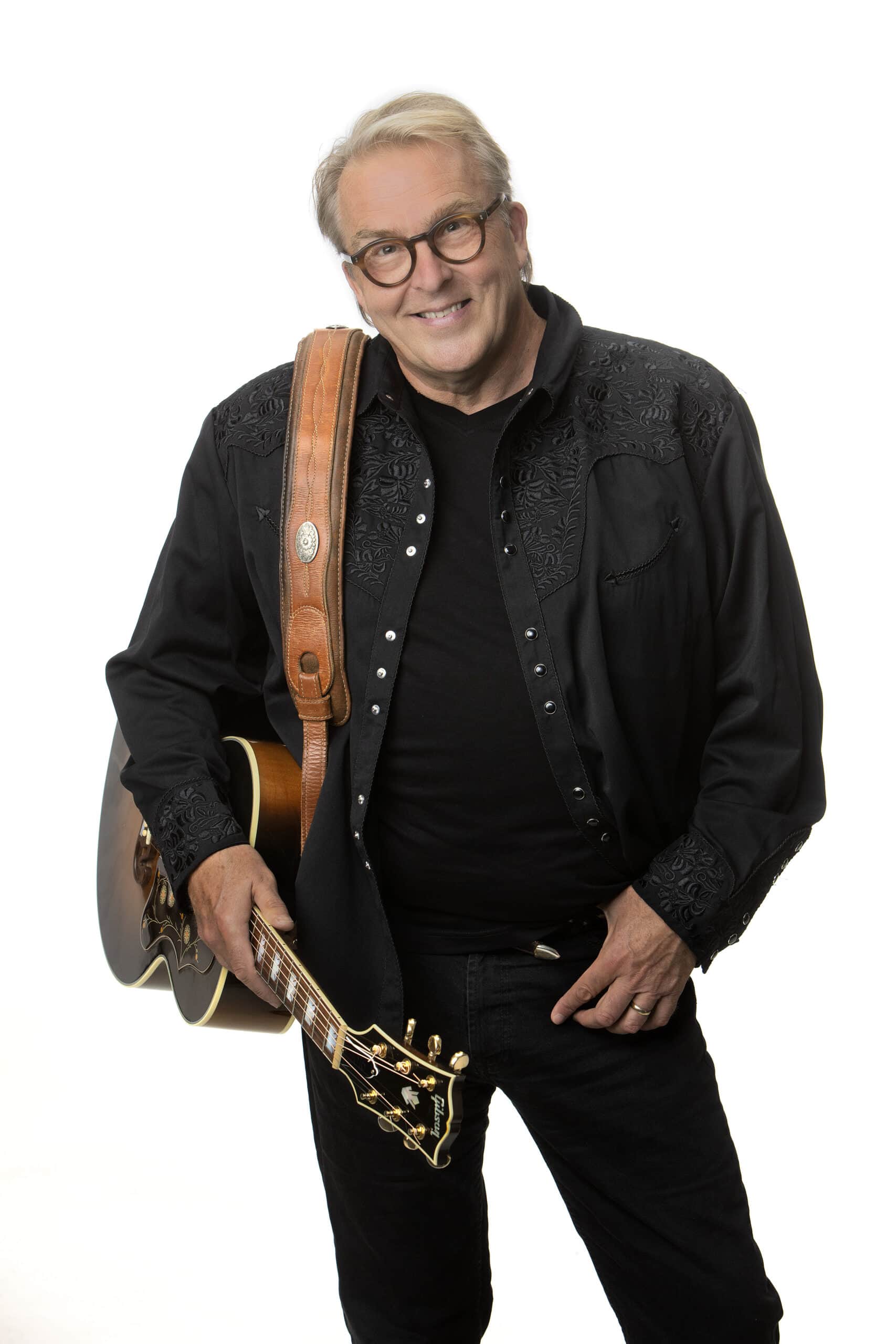 "Laulaja Joel Hallikainen, kitara"